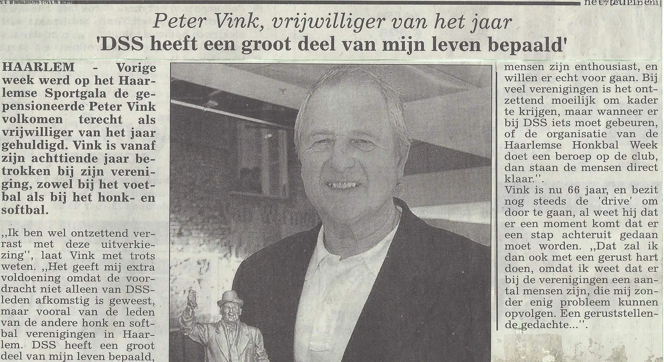 14. Een jongeman in een blauw pak